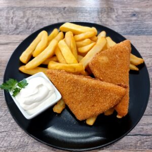 Rántott sajt hasábbal és tartárral