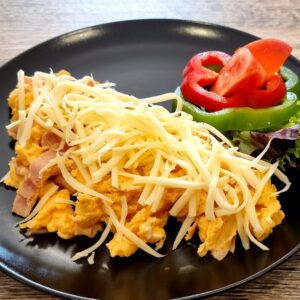 Sonkás-sajtos tojásrántotta